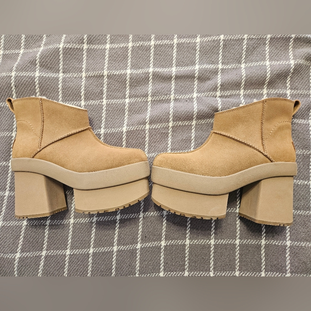 UGG womens Size 9 New Heights Mini Platform